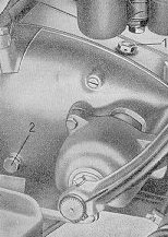 Bild 29. Getriebeöl-Einfüll- (1) und -Kontrollschraube (2)